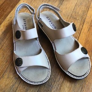 Aravon sandals nude brand new! 8M